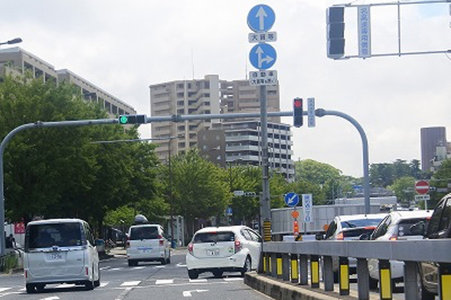 名古屋高速道路2号東山線 「四谷出口」交差点信号「鏡池通2」を右折